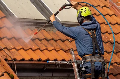 Démoussage et hydrofuge de toiture à Uvernet-Fours
